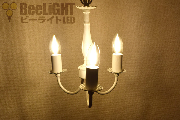 LED電球「BD-0417M-CANDLE」を点灯した様子