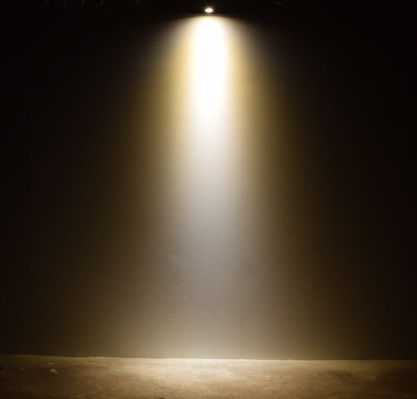 BeeLIGHTのLED電球「BH-0511M-WH-WW」の商品画像。実際の配光写真。