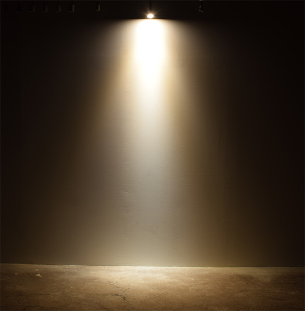 BeeLIGHTのLED電球「BH-0711N-WH-TW」の商品画像。実際の配光写真。