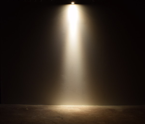 BeeLIGHTのLED電球「BH-0711NC-BK-WW-Ra96-10D」の商品画像。実際の配光写真。