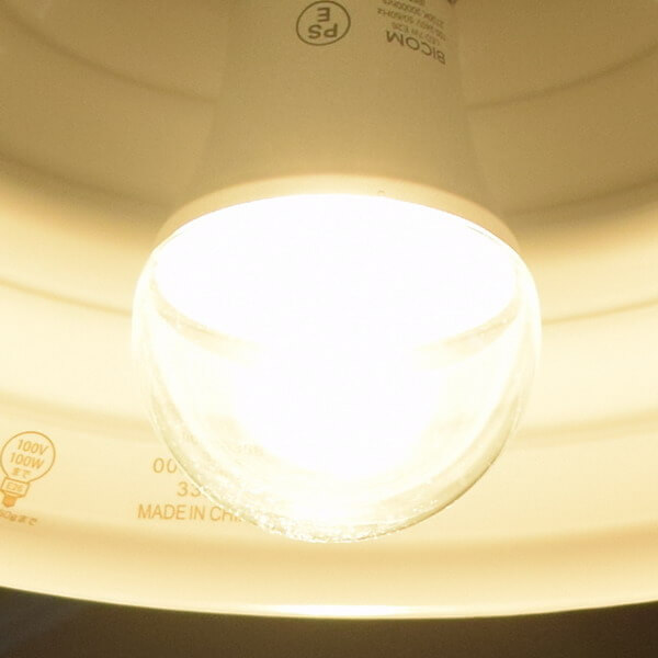 BeeLIGHTのLED電球「BD-0726-IP65 Clear-WW」の商品画像。実際の点灯イメージ。