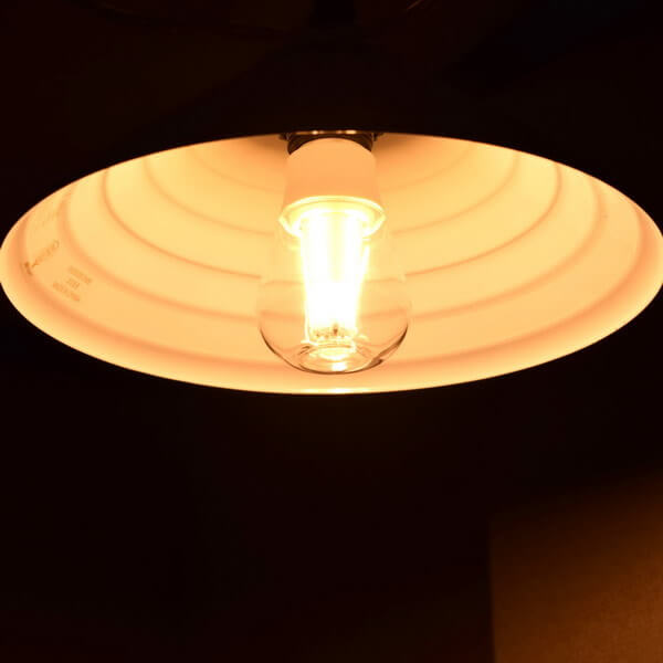 BeeLIGHTのLED電球「BD-1026C-Clear-2200」の商品画像。実際の点灯イメージ。