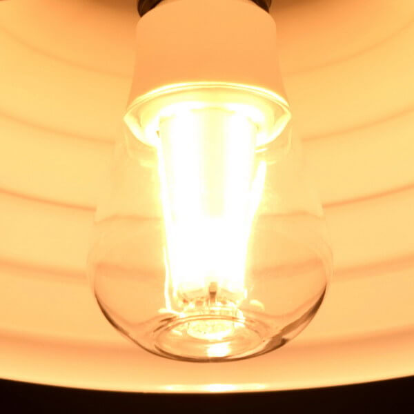 BeeLIGHTのLED電球「BD-1026C-Clear-2200」の商品画像。実際の点灯イメージ。