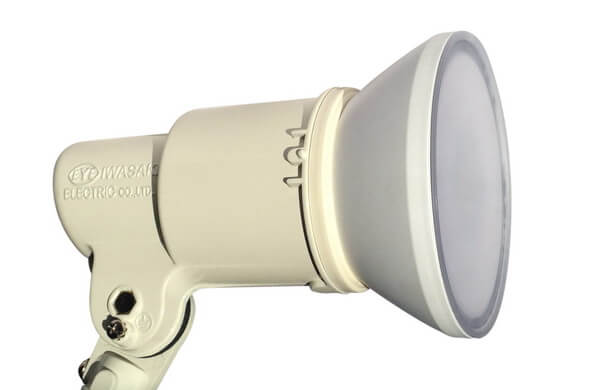 BeeLIGHTのLED電球「BH-2026B-WH-TW」の防水器具の使用例。。