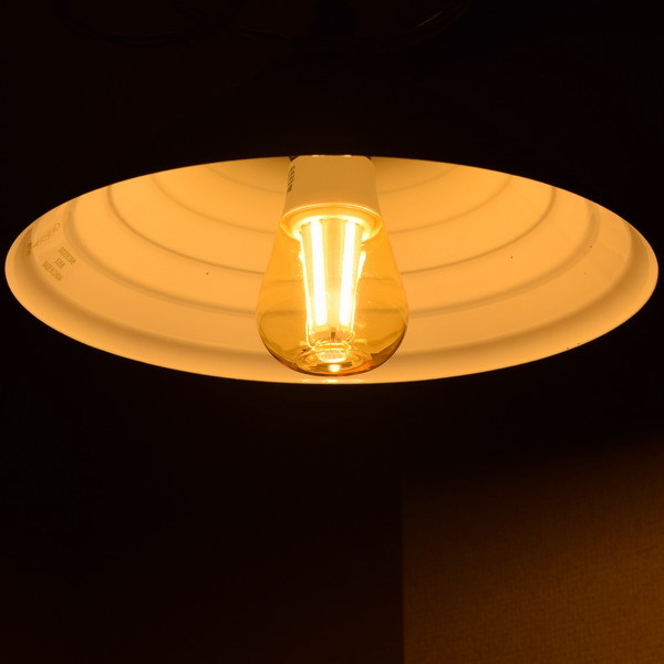 BeeLIGHTのLED電球「BD-1026C-Clear-Retro」の商品画像。実際の点灯イメージ。